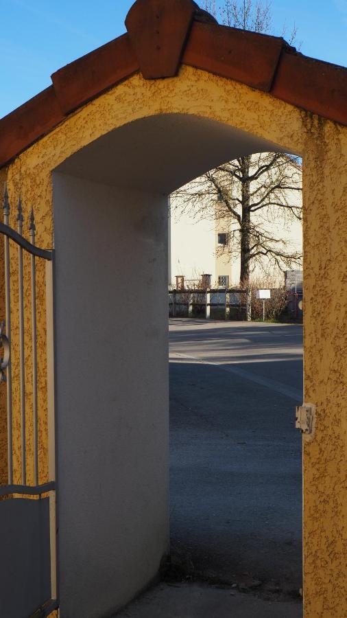 Le Logis De La Garenne Hotel Morestel Exterior photo